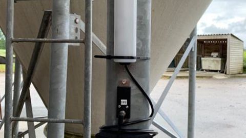 Lorsque le niveau de remplissage du silo à aliment atteint le niveau critique prédéfini avec l’éleveur, ce dernier, son TC et l’usine de fabrication sont prévenus par une alarme. © Nanolike